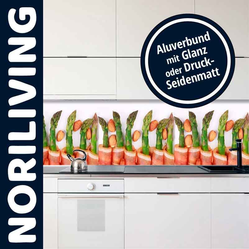 Moderne Küchenrückwand mit buntem Spargel- und Möhrenmotiv, erhältlich in Glanz oder Druck-Seidenmatt. Marke Noriliving.