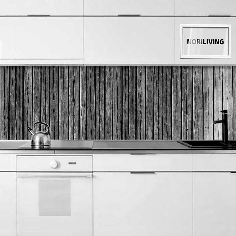 Küchendesign in Schwarz-Weiß mit Holzoptik-Rückwand, Wasserkocher und Spüle