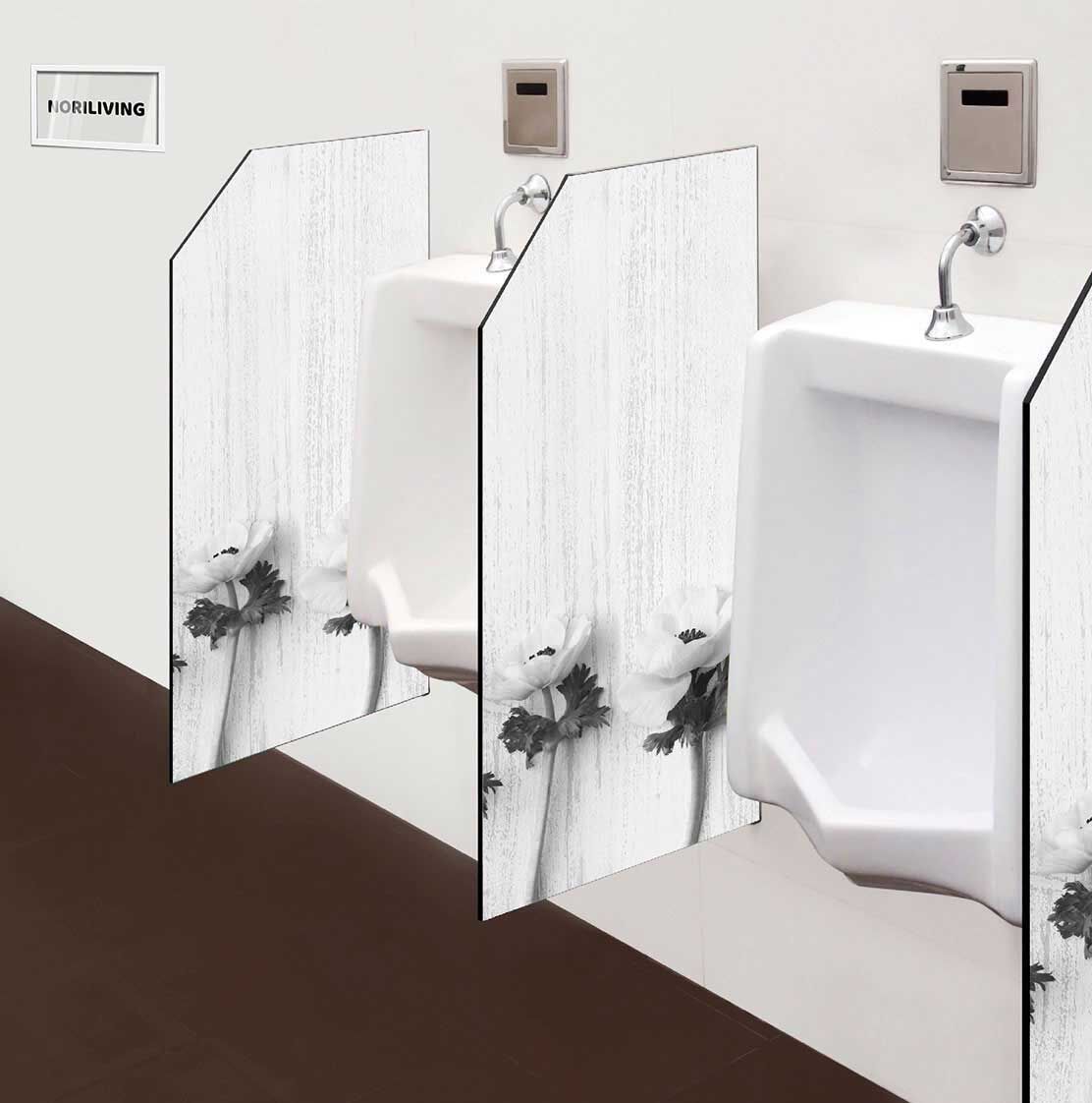 in der Toilette eingebaute Schamwand mit Motiv Weiße Blumen vor hellem Holz 003 schwarz-weiß