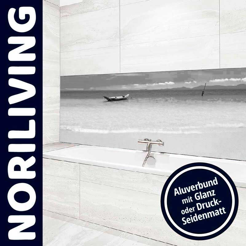 Badezimmer mit Aluverbund-Wandbild eines Strands mit Boot, inklusive glänzender oder seidenmatter Oberfläche