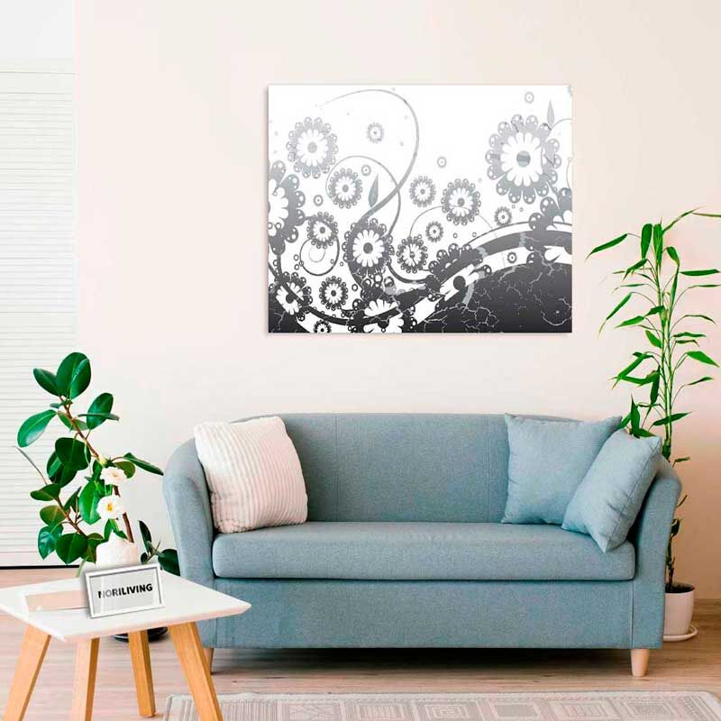 Gemütliches Wohnzimmer mit hellblauem Sofa, Dekokissen und dekorativem Blumengemälde an der Wand