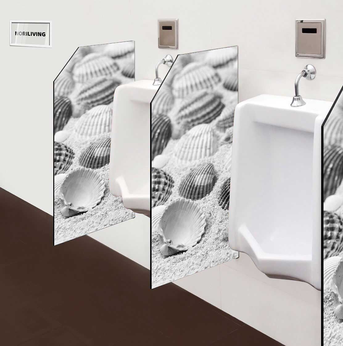 in der Toilette eingebaute Schamwand mit Motiv Muscheln im Sand 332 schwarz-weiß