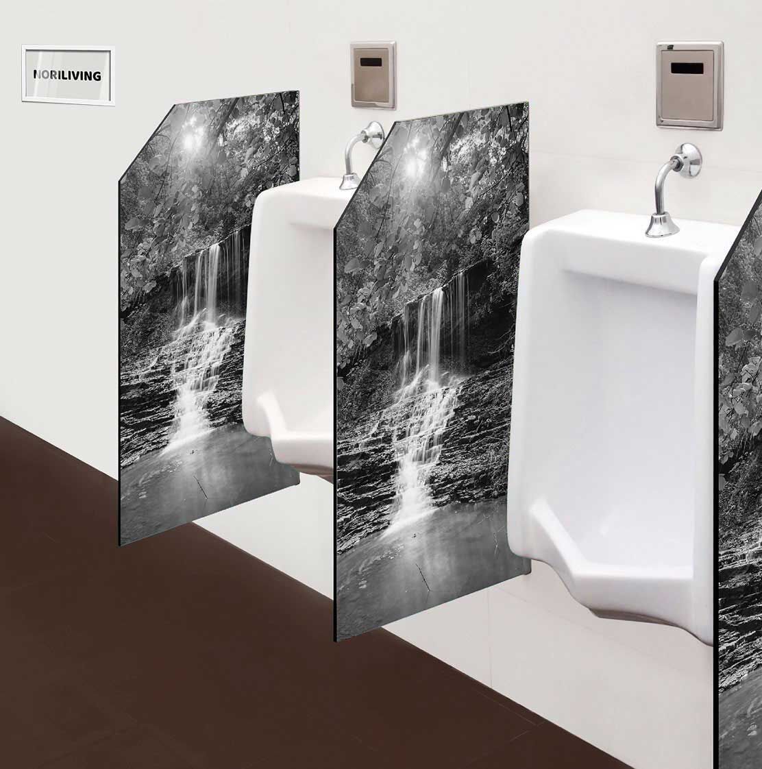 in der Toilette eingebaute Schamwand mit Motiv wunderschöner Bergregenwald-Wasserfall 948 schwarz-weiß