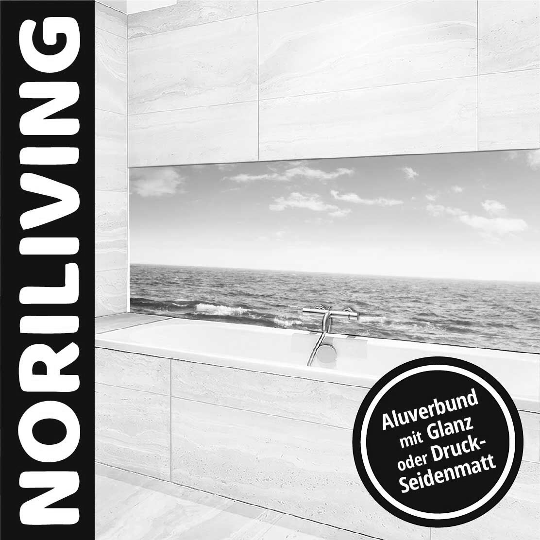 Moderne Badezimmergestaltung von NORILIVING mit Aluverbund Wandpaneelen, glänzend oder seidenmatt bedruckt, und Meeresmotiv hinter der Badewanne