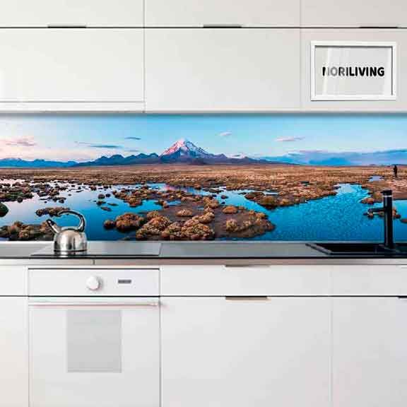 Küchenrückwand mit beeindruckendem Landschaftsbild eines Berges und Sees, eingebaut in moderne weiße Küchenmöbel