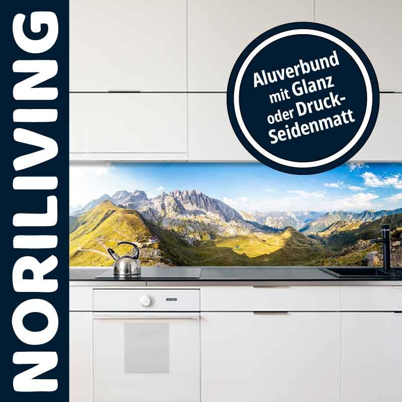 Küchenrückwand mit beeindruckendem Alpenpanorama und NORILIVING-Logo, erhältlich in glänzendem oder seidenglänzendem Aluverbund