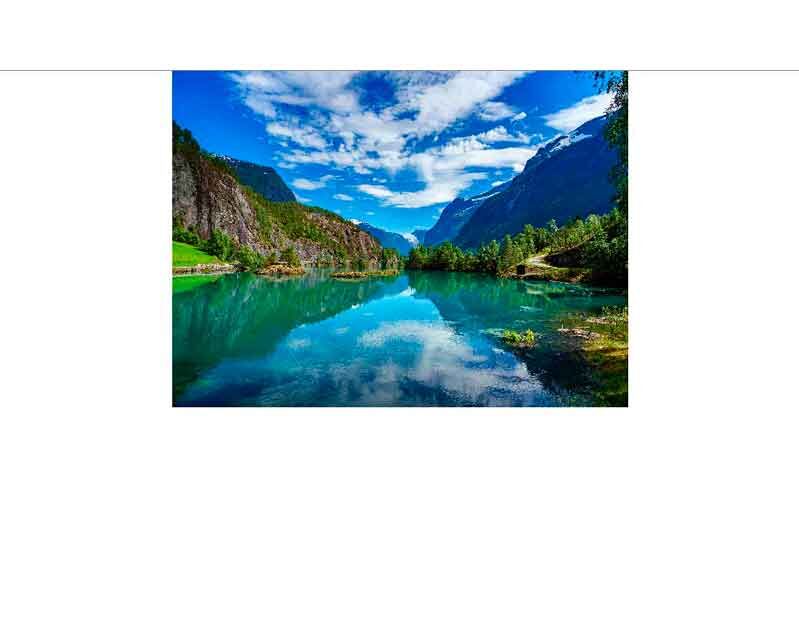 Eine atemberaubende Landschaft mit einem klaren See, umgeben von Bergen und einem strahlend blauen Himmel.