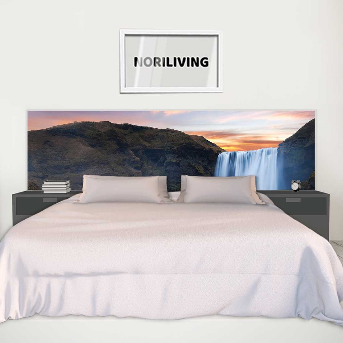 Doppelbett mit Wasserfall-Kopfteil, zwei Nachttische und ein gerahmtes NORILIVING-Bild an der Wand.