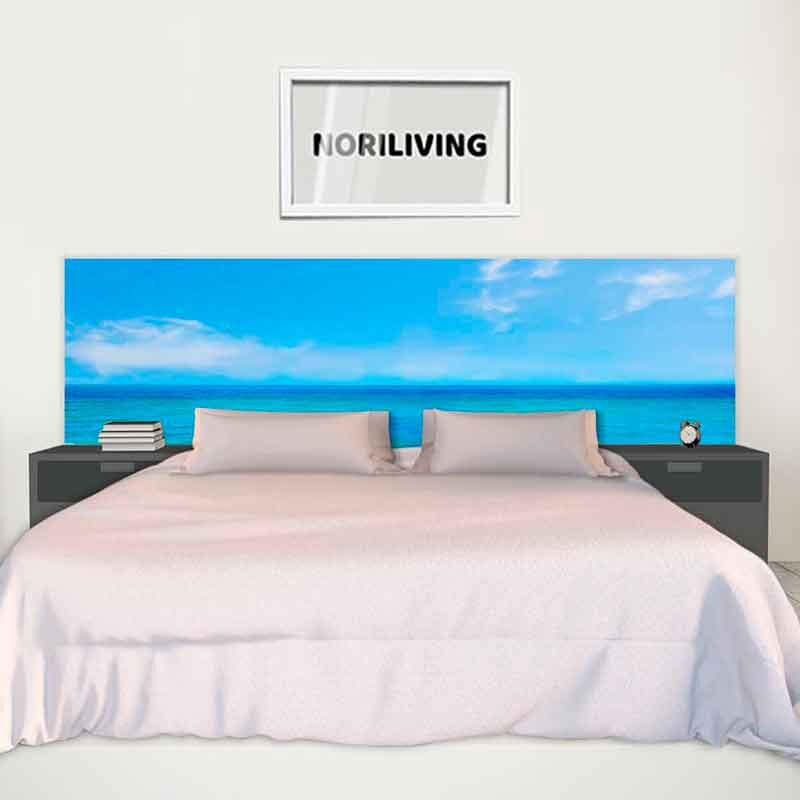 Schlafzimmer mit großem Bett, Meerblick-Hintergrund und Nachttischen