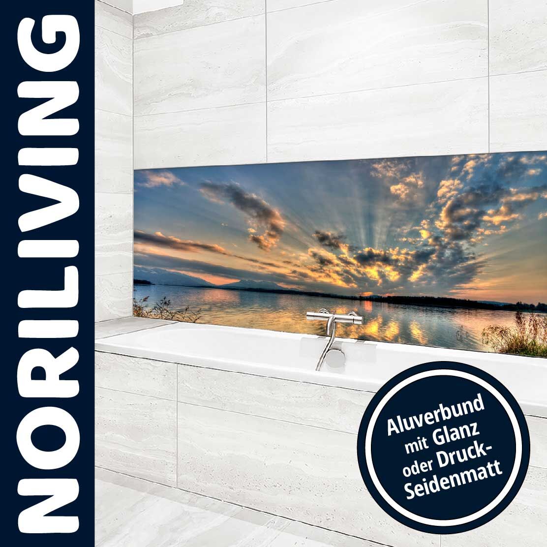 Modernes Badezimmer mit weißer Badewanne und einem Wandbild aus Aluverbund, das einen Sonnenuntergang am See zeigt, mit der Aufschrift 'Aluverbund mit Glanz oder Druck-Seidenmatt'