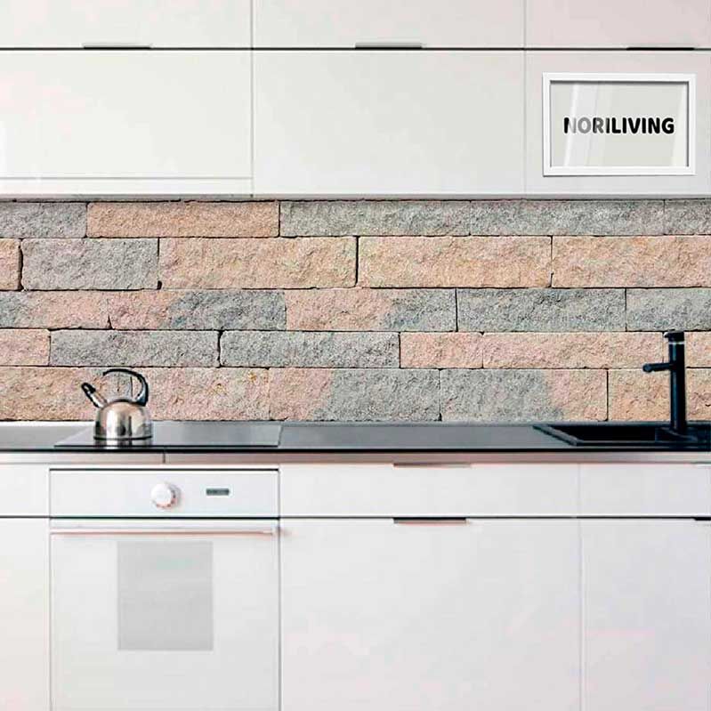 Küche mit weißer Schrankfront und Steinwand-Design, Wasserkocher auf der Arbeitsplatte