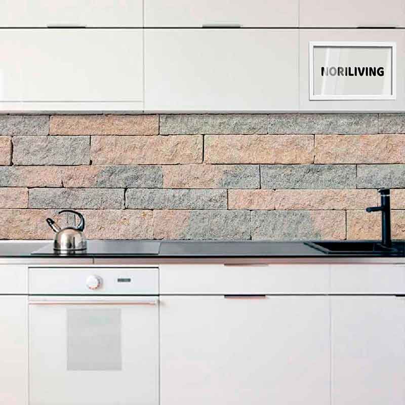 Weiße Küche mit eleganter Steinwand-Verkleidung, Wasserkocher auf der Arbeitsplatte und schwarzem Wasserhahn