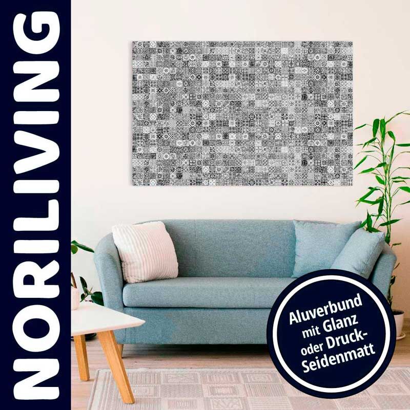 Wohnzimmer mit blauem Sofa, modernem Kunstwerk an der Wand und stilvoller Dekoration
