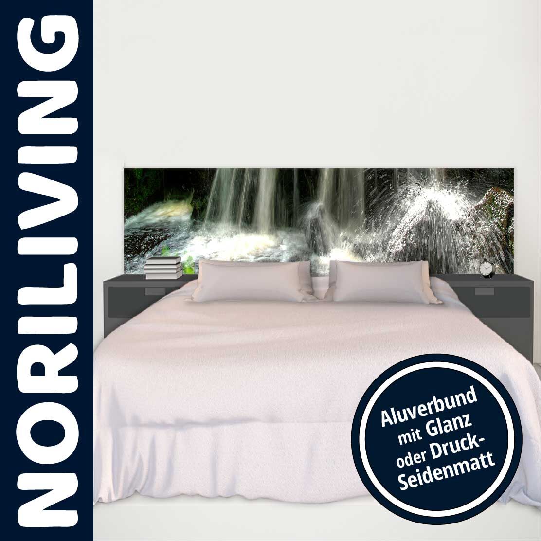 Schlafzimmer mit großem Bett und Wasserfall-Design-Kopfteil