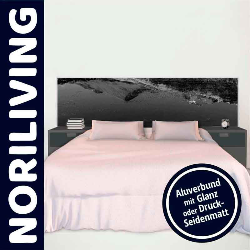 Ein stilvolles Schlafzimmer mit einem modernen Bett mit schwarzem Kopfteil, flankiert von zwei Nachttischen, dekoriert mit Büchern und einem Wecker, von Noriliving.