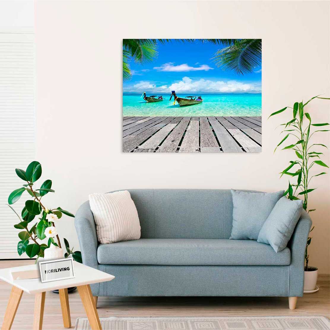 Wandbild über dem Sofa mit Motiv grauer Holzsteg am Meer mit Booten 829