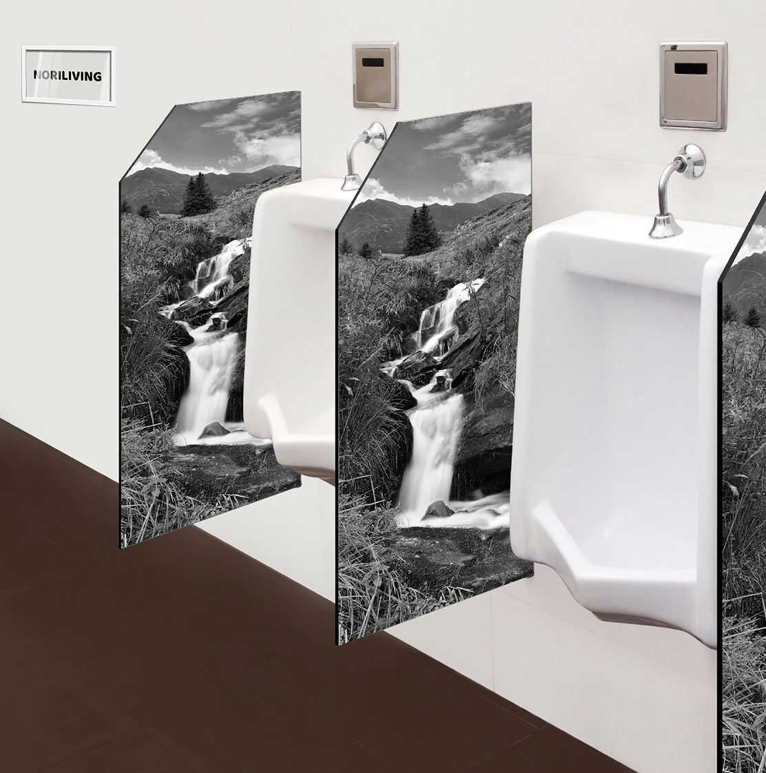 in der Toilette eingebaute Schamwand mit Motiv kleiner natürlicher Quellwasserfall in Bergen 108 schwarz-weiß
