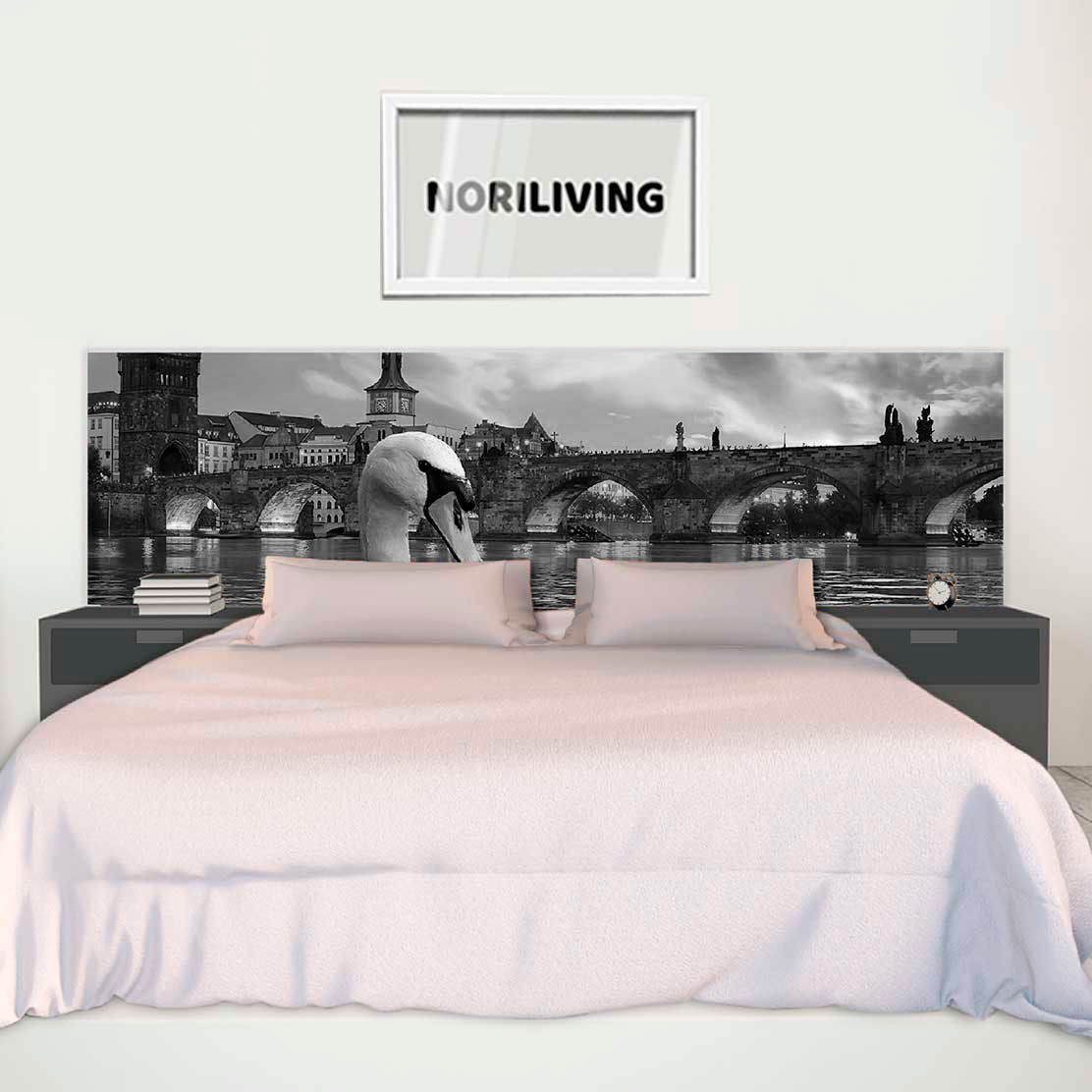im Schlafzimmer eingebaute Bettrückwand mit Motiv Schwan im See 724 schwarz-weiß
