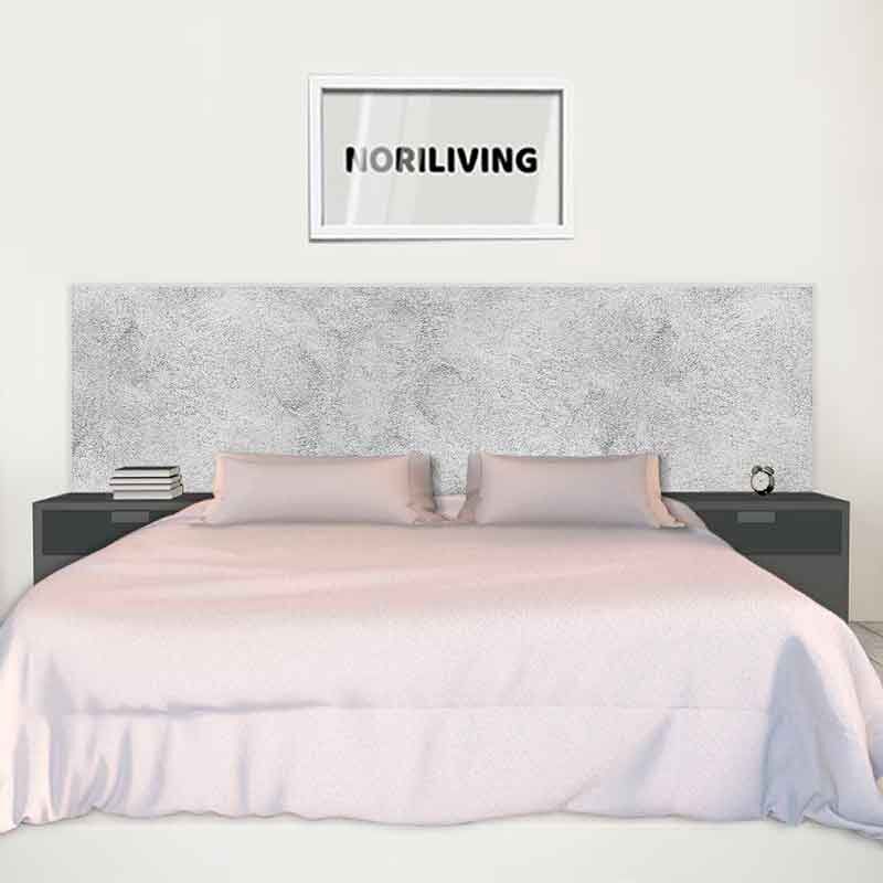 Minimalistisches Schlafzimmer mit einem großen Doppelbett, grauem Kopfteil und einem dekorativen Bild an der Wand.