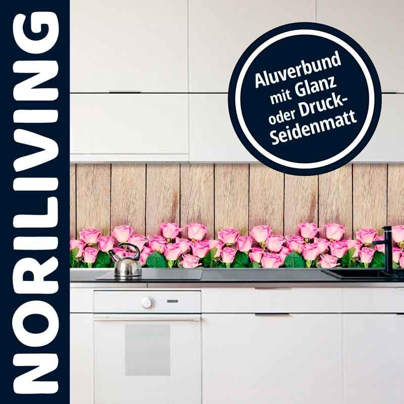 Küchenrückwand mit rosa Rosen vor Holzoptik, Aluverbundmaterial, glänzend oder seidenmatt erhältlich
