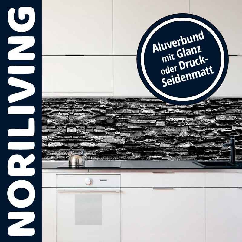 Helle Küche mit Aluverbund Küchenrückwand in Steinoptik und Wasserkocher auf der Arbeitsplatte, Produkt von Noriliving