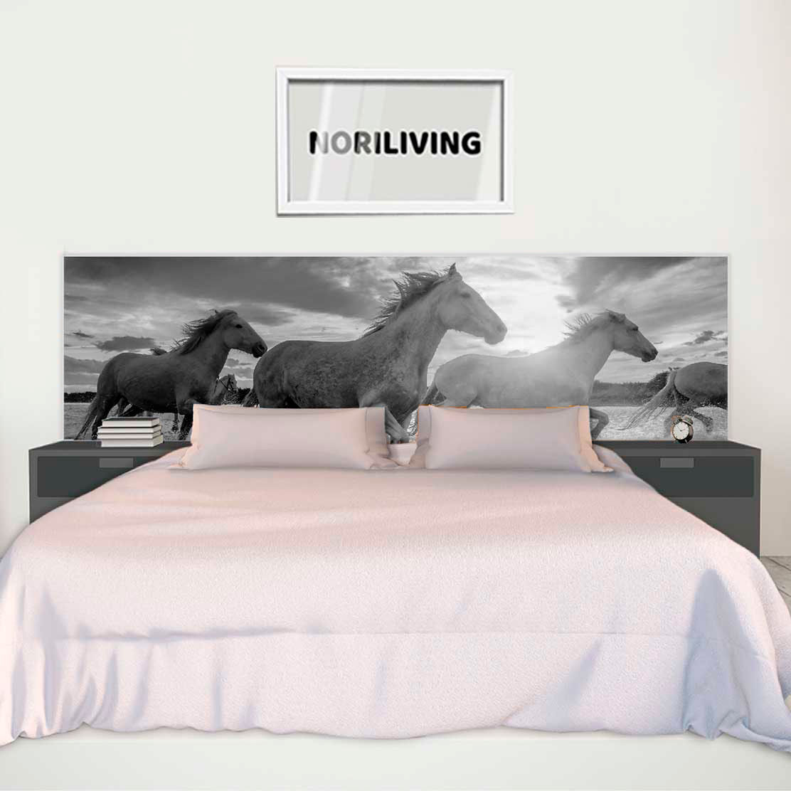 im Schlafzimmer eingebaute Bettrückwand mit Motiv Weiße Pferde in der Camargue 477 schwarz-weiß