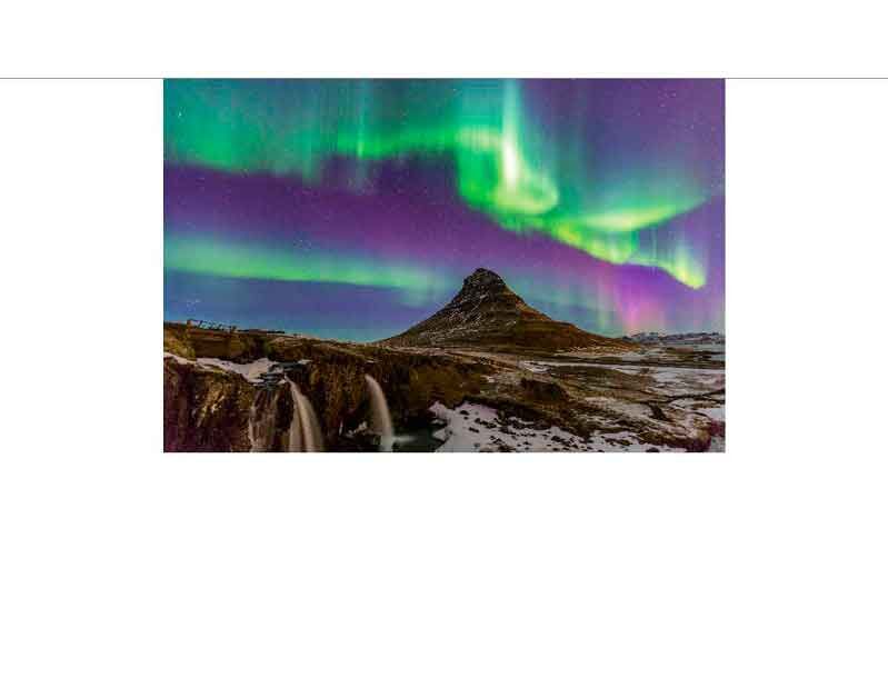 Faszinierende Nordlichter am Himmel über einem Berg und Wasserfall in winterlicher Umgebung.