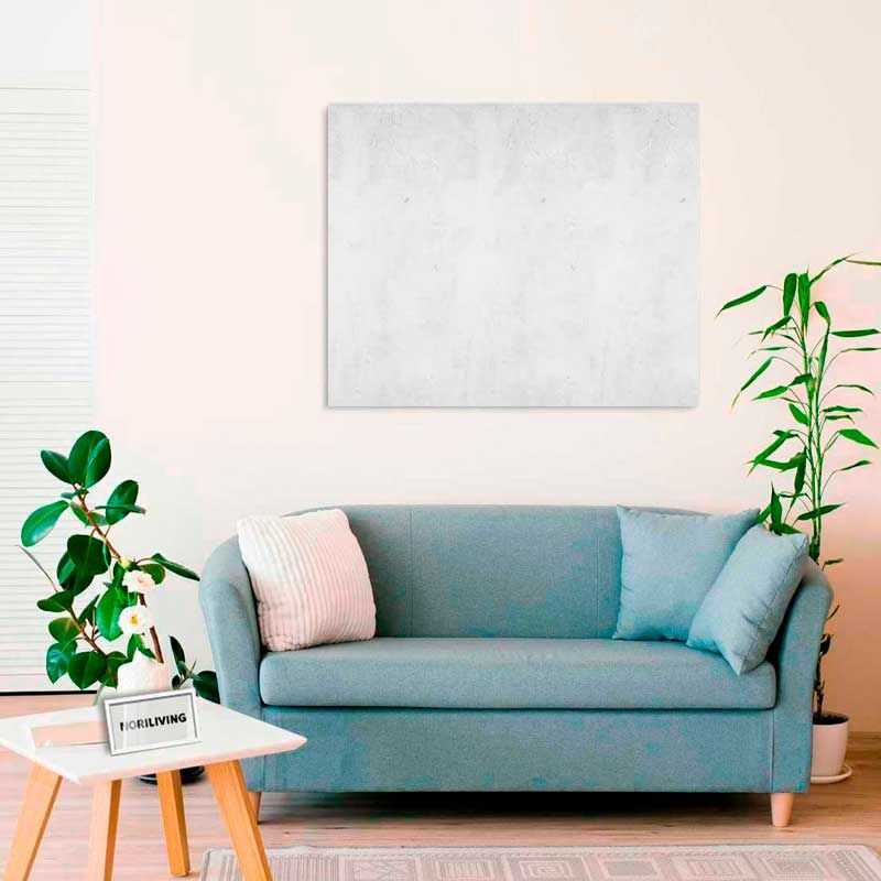 Helles Wohnzimmer mit blauer Couch, Zimmerpflanzen und einem minimalistischen Bild an der Wand.
