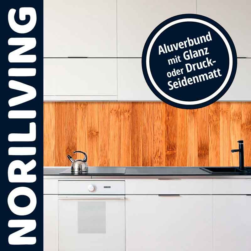 Moderne Küche mit weißer Einrichtung und Holzoptik-Küchenrückwand aus Aluverbund, wählbar in Glanz oder Seidenmatt von Noriliving