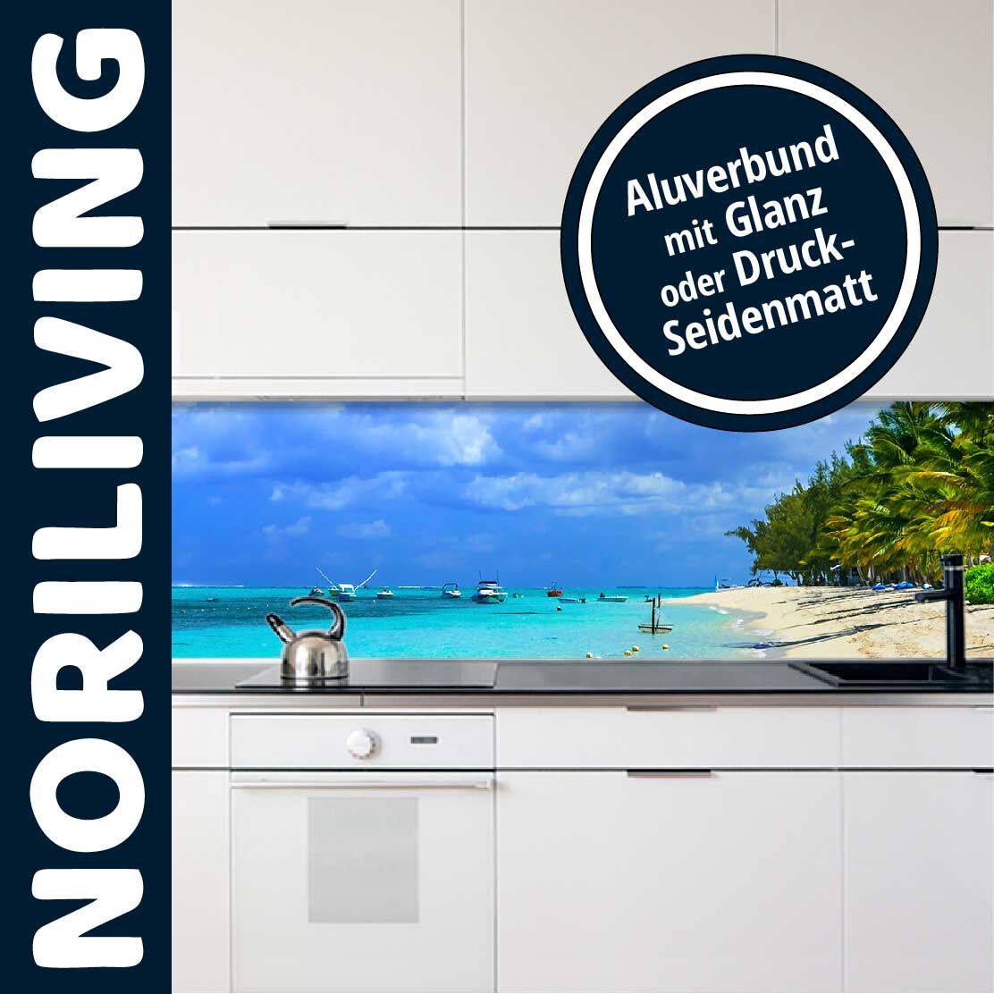 Moderne Küche mit weißem Design, ausgestattet mit einer Küchenrückwand mit tropischem Strandmotiv aus Aluminiumverbund, Auswahl zwischen Glanz und Druck-Seidenmatt.