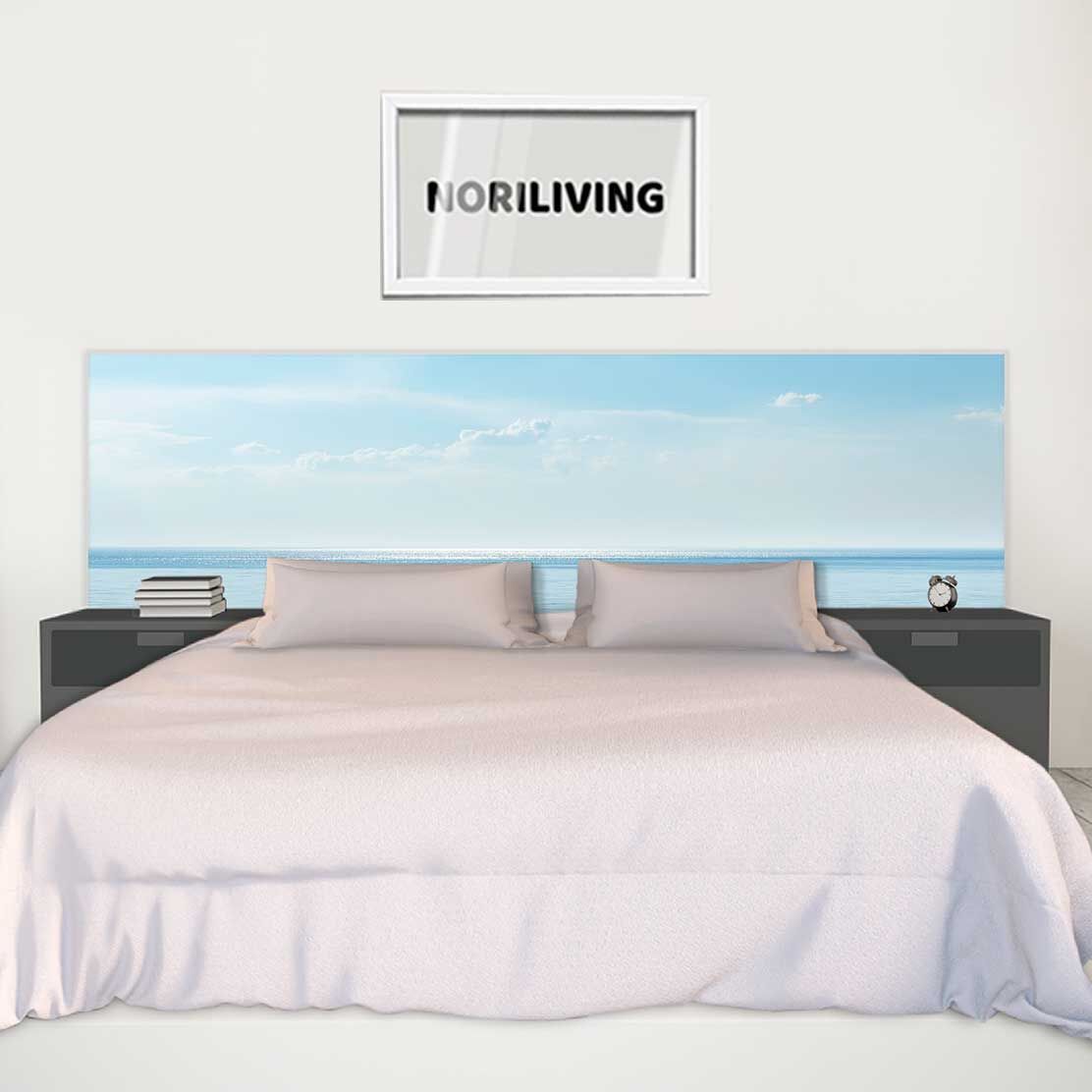 im Schlafzimmer eingebaute Bettrückwand mit Motiv blaues Meer und Wolken am Himmel 565