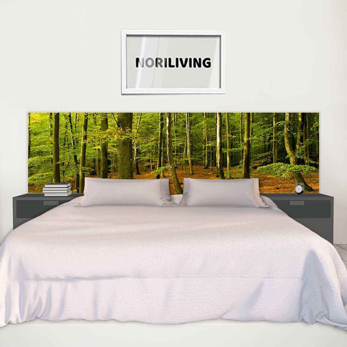 im Schlafzimmer eingebaute Bettrückwand mit Motiv Herbstwald 857
