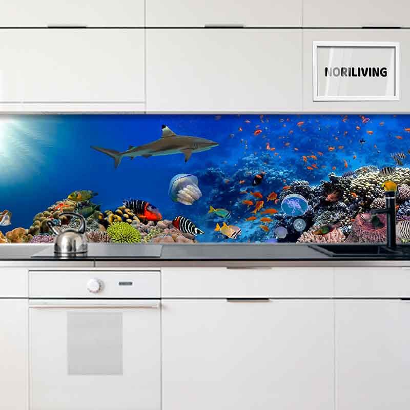in der Küche eingebaute Küchenrückwand mit Motiv Korallenriff mit einem Schwarm bunter tropischer Fische 815