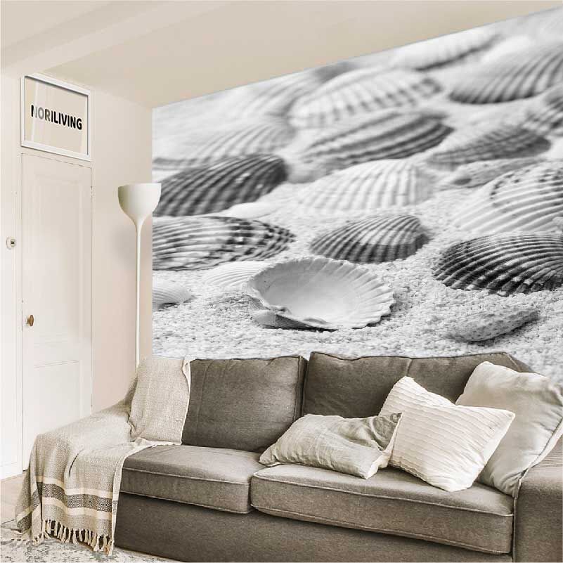im Wohnzimmer eingebaute Wohnzimmerrückwand mit Motiv Muscheln im Sand 332 schwarz-weiß