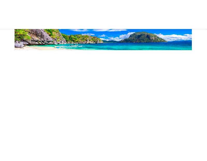Panoramablick auf einen tropischen Strand mit klarem Wasser und üppiger Vegetation im Hintergrund