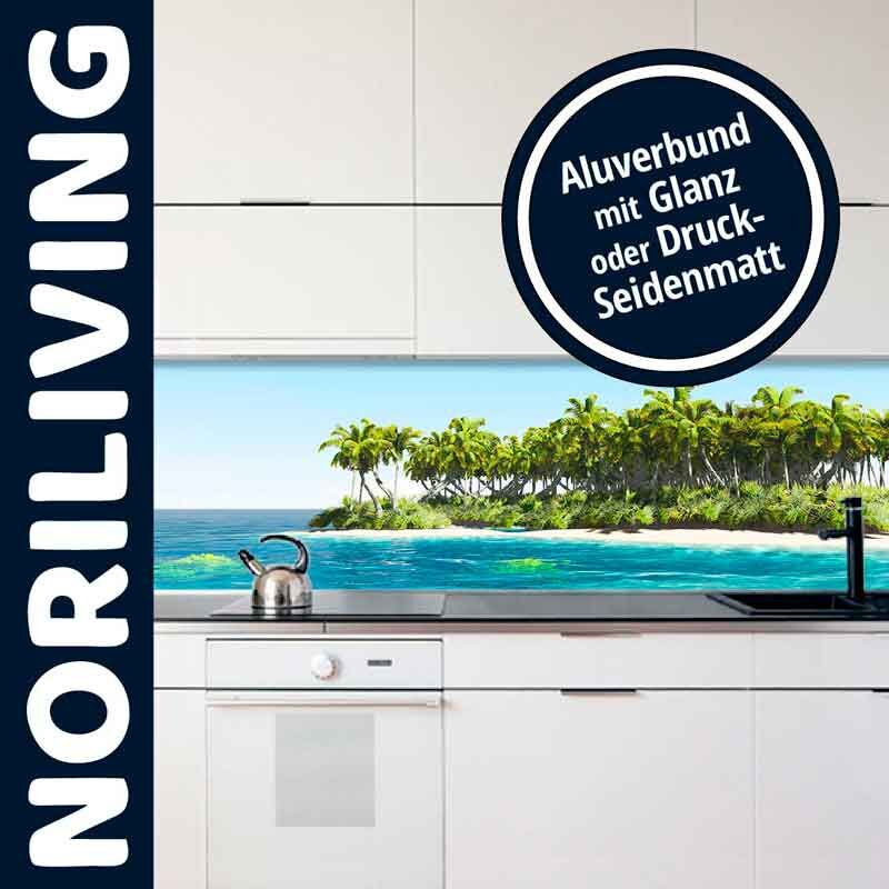 Küche mit Inselmotiv auf Aluverbundrückwand, erhältlich in Glanz oder Druck-Seidenmatt