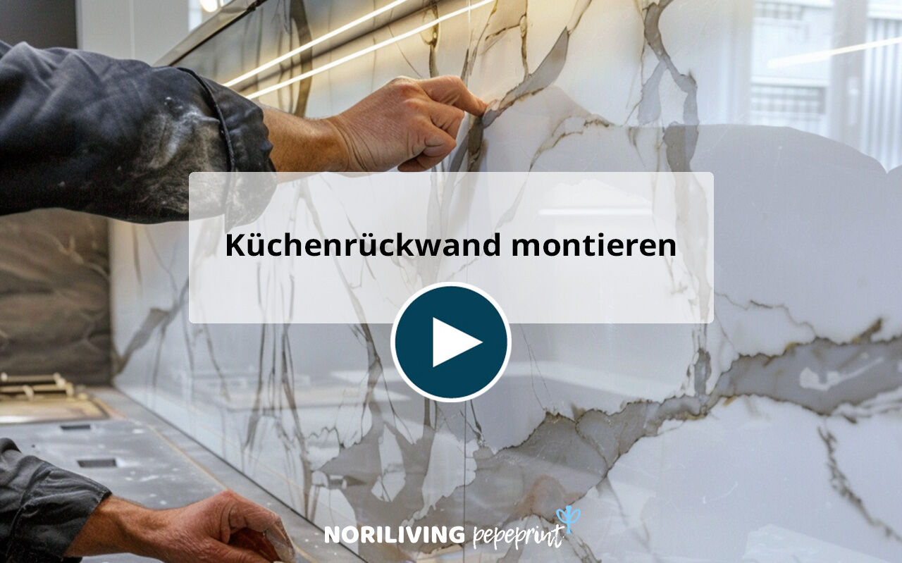 Anleitung zum Montieren einer Küchenrückwand aus Marmor Handwerker montiert eine Küchenrückwand aus Marmor