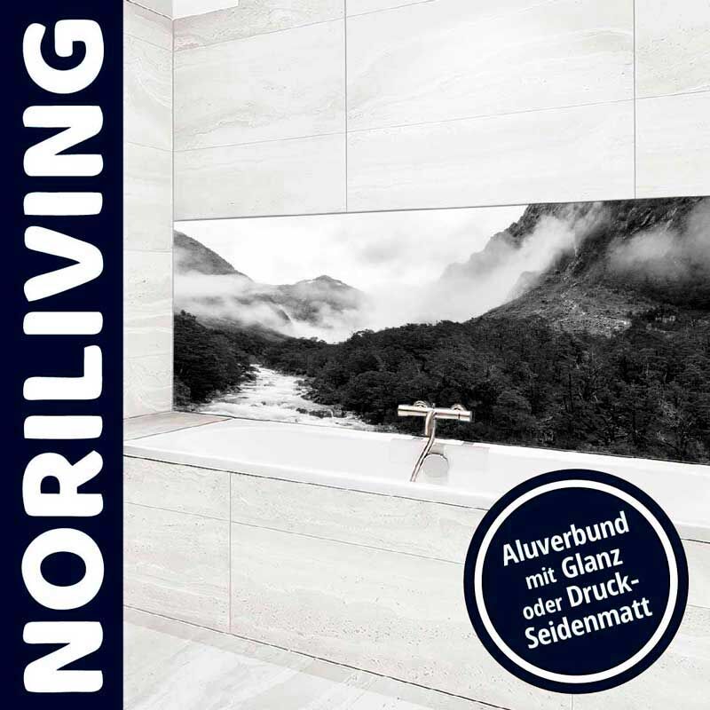 Moderne Badewanne mit Aluverbund-Rückwand im Bergmotiv, präsentiert von Noriliving