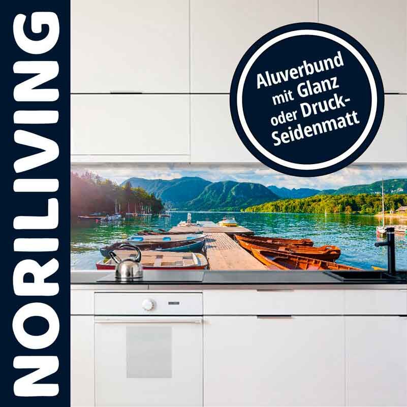 Küche mit weißem Schrank und Landschaftsbild einer Seelandschaft auf einer Aluverbund-Küchenrückwand von NoriLiving