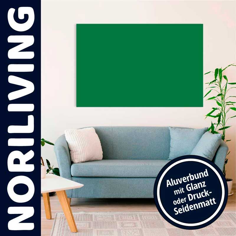 Ein stilvoll eingerichtetes Wohnzimmer mit blauer Couch und großem Alubild in grün an der Wand, umgeben von Pflanzen.