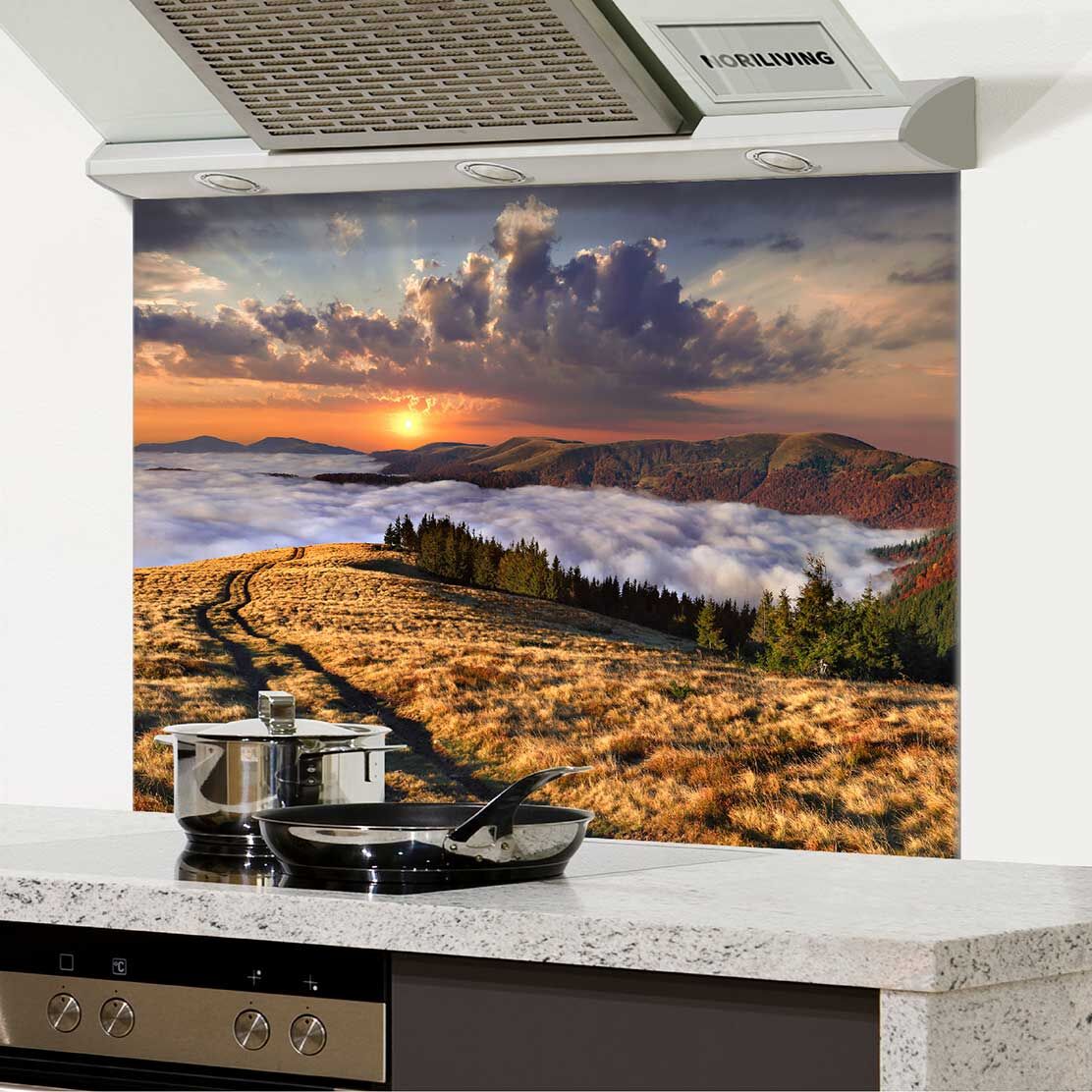 Moderne Küchenrückwand mit Bild eines Sonnenuntergangs über einer Berglandschaft, Wolkenmeer und Wiesen im Vordergrund