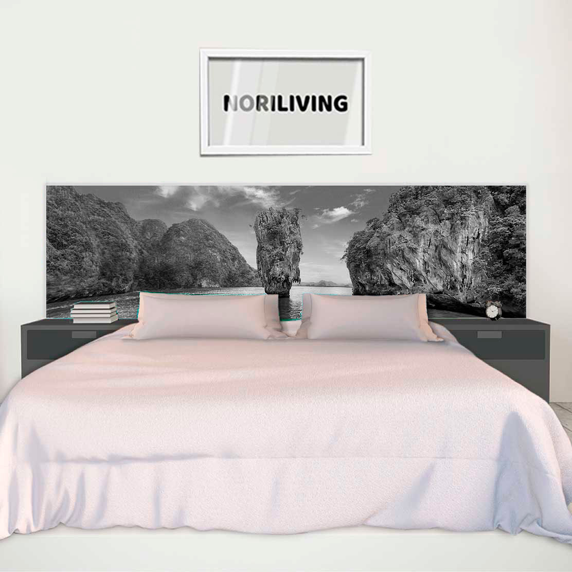 im Schlafzimmer eingebaute Bettrückwand mit Motiv James Bond Felsen in Thailand 002 schwarz-weiß