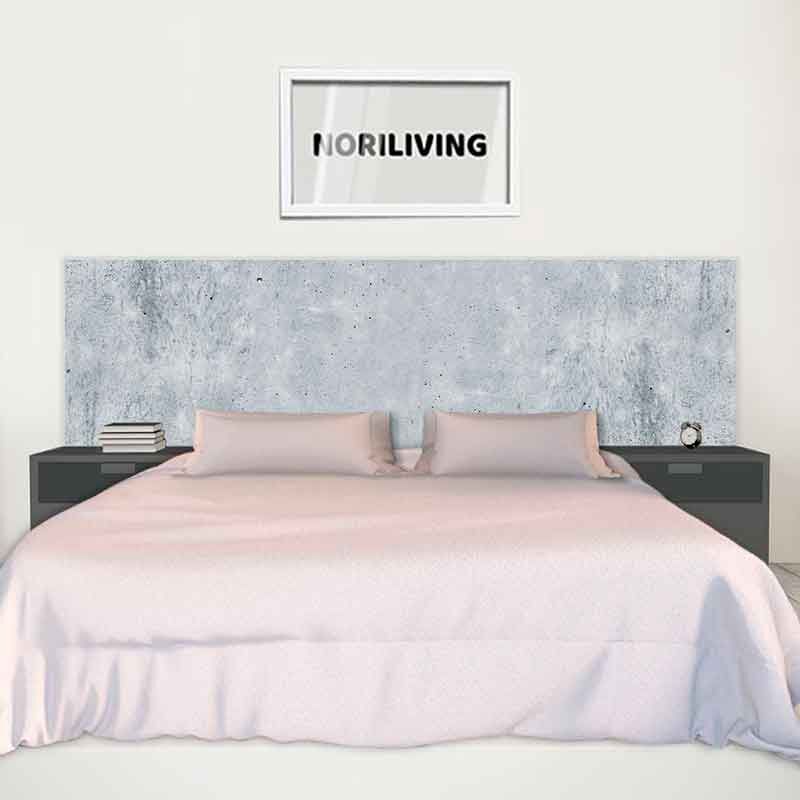 Ein stilvolles Schlafzimmer mit einem großen Bett, grauem Kopfteil, Nachttischen und einem gerahmten Bild an der Wand.