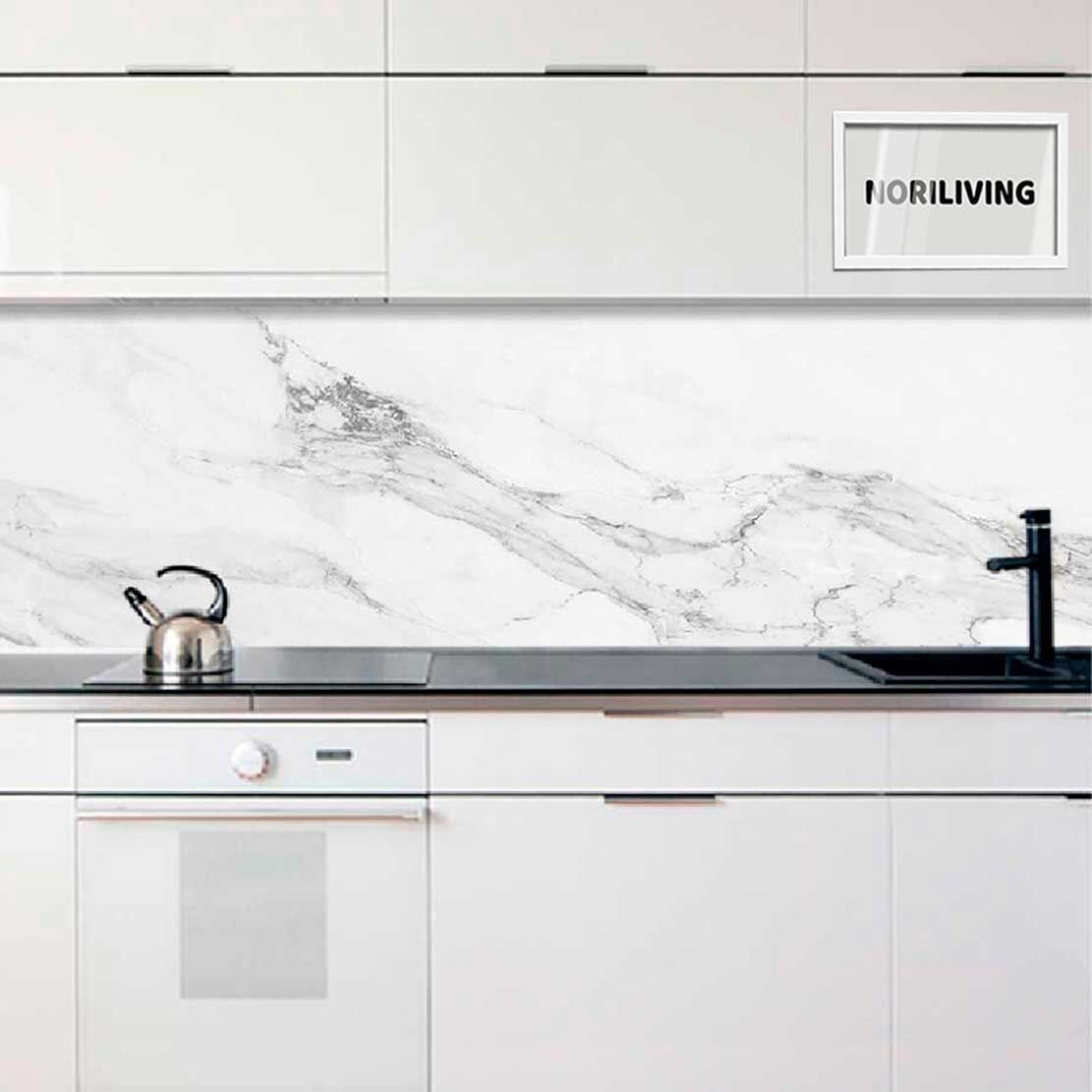 Helle, moderne Küche mit Marmor-Design, Wasserkocher und Spüle auf dunkler Arbeitsplatte