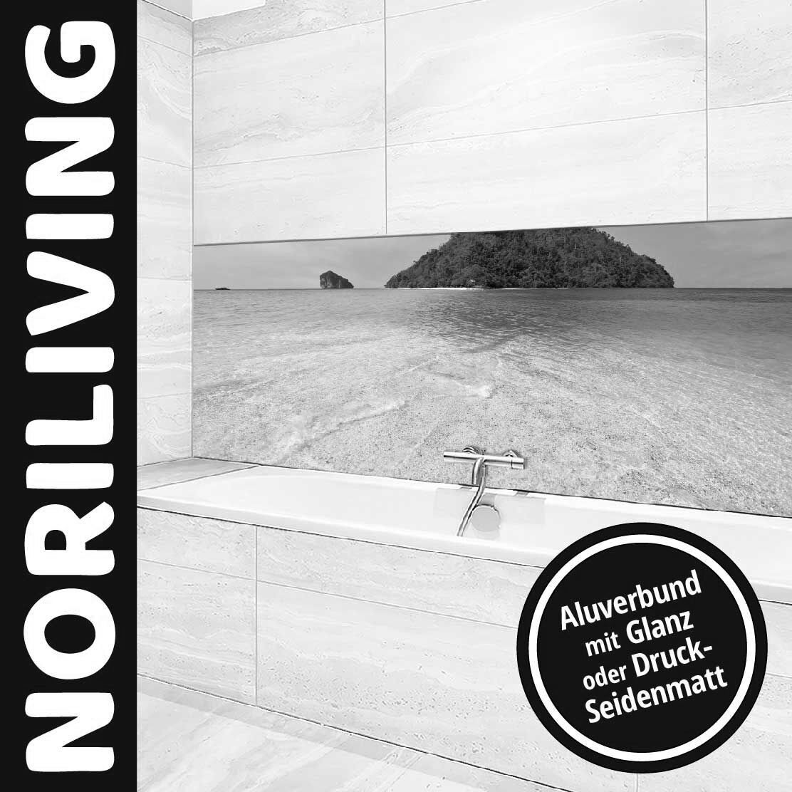 Schwarze und weiße Küche mit Inselmotiv auf der Rückwand aus Aluminiumverbund von NORILIVING, erhältlich in Glanz oder Druck-Seidenmatt.