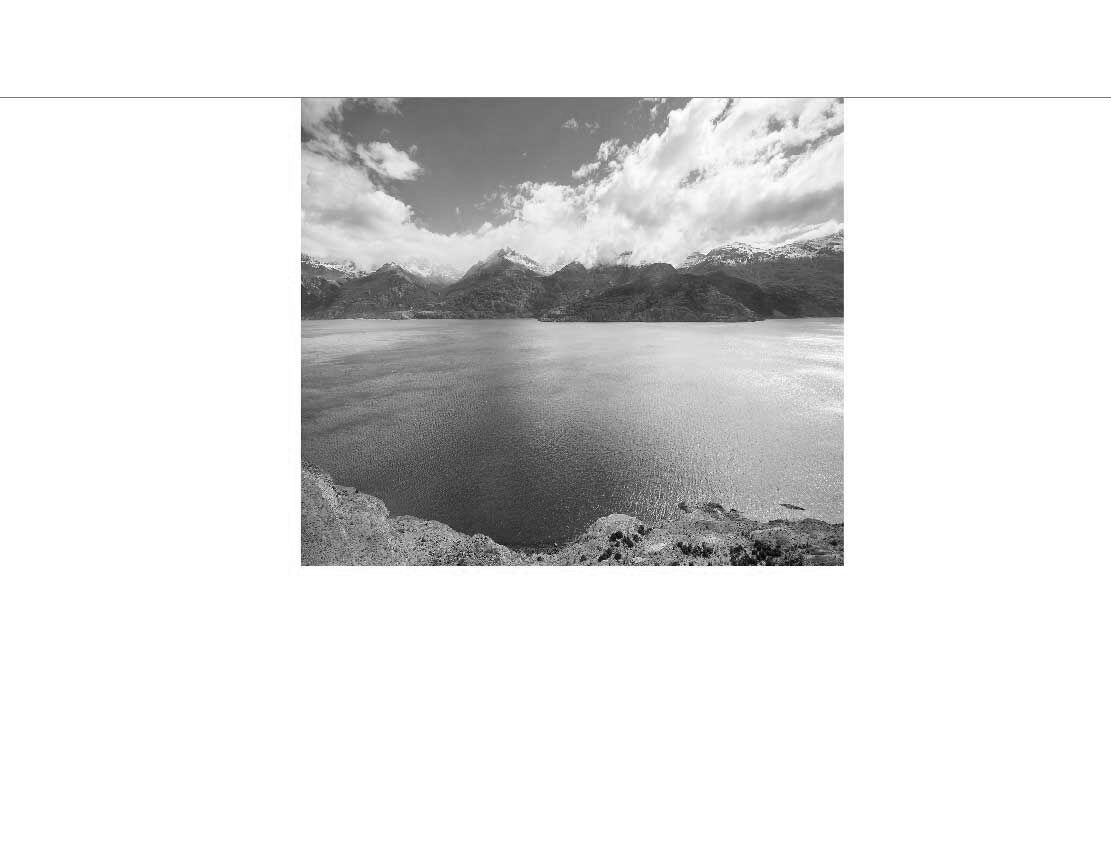 Ansicht des Badrückwand-Motivs See in Patagonia 931 schwarz-weiß