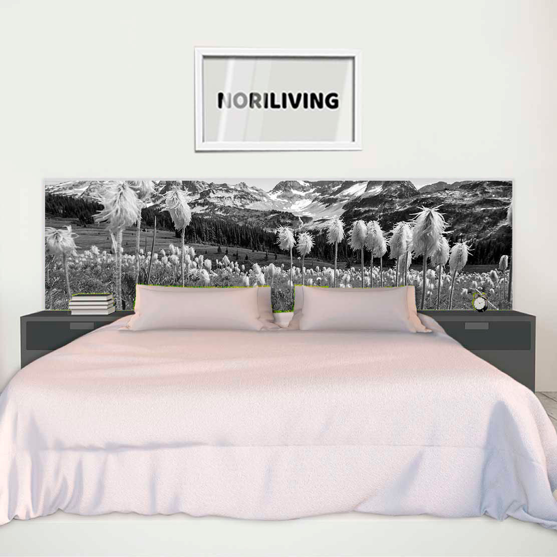 im Schlafzimmer eingebaute Bettrückwand mit Motiv Bergwiese an sommerlichem Tag 284 schwarz-weiß