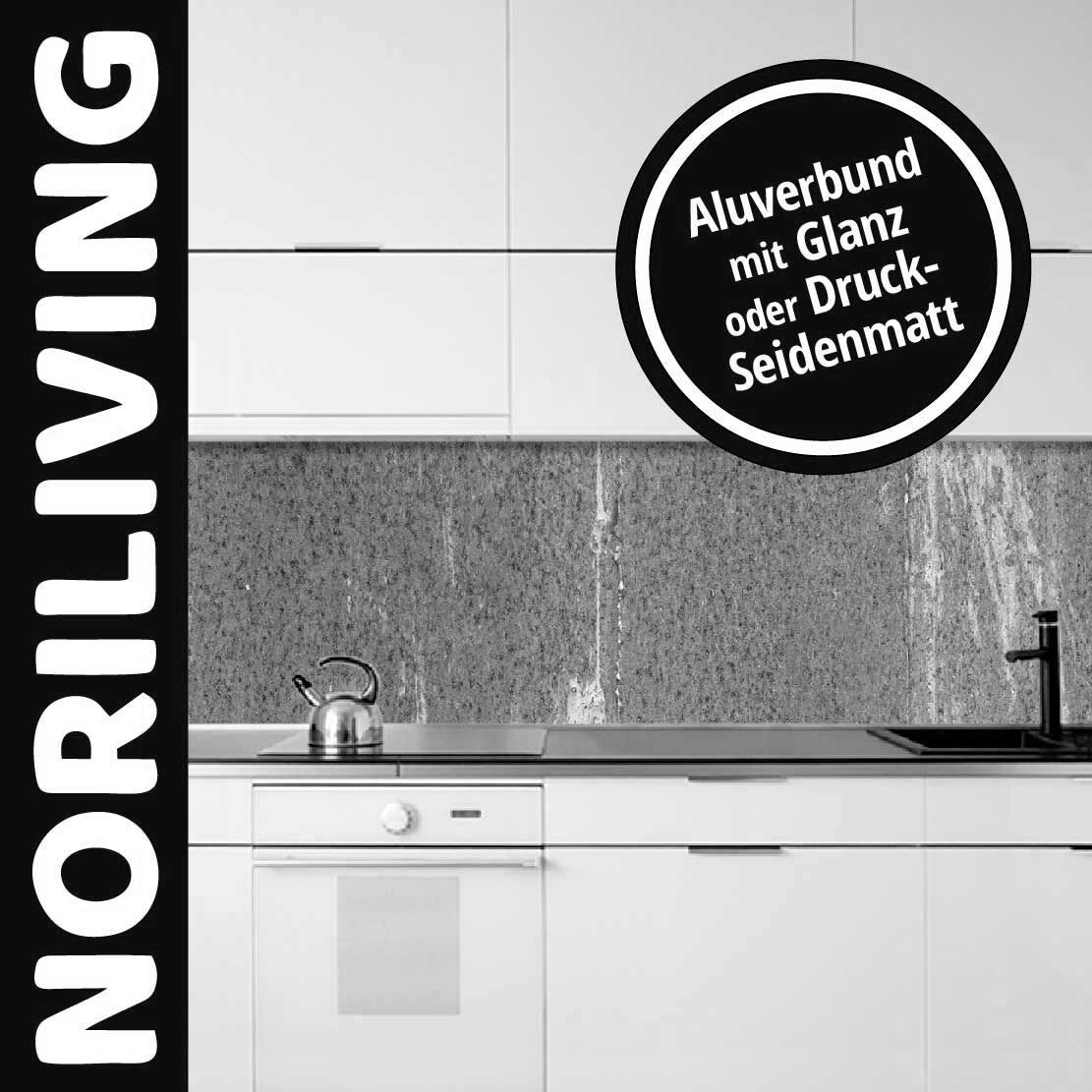 Schwarz-weiße Darstellung einer modernen Kücheneinrichtung mit Aluverbund Rückwand von NORILIVING