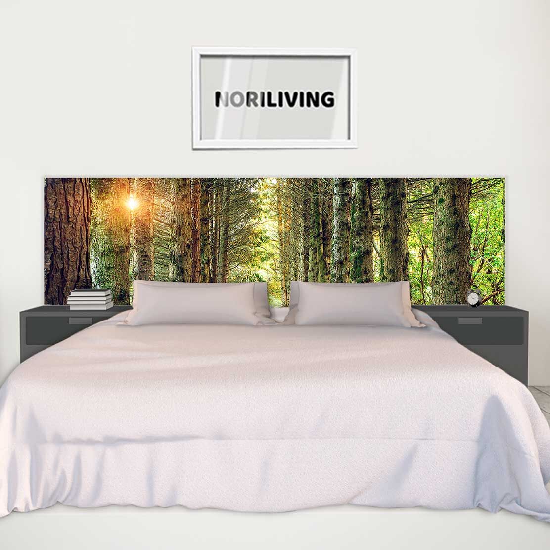 im Schlafzimmer eingebaute Bettrückwand mit Motiv Wald mit Sonnenschein 621