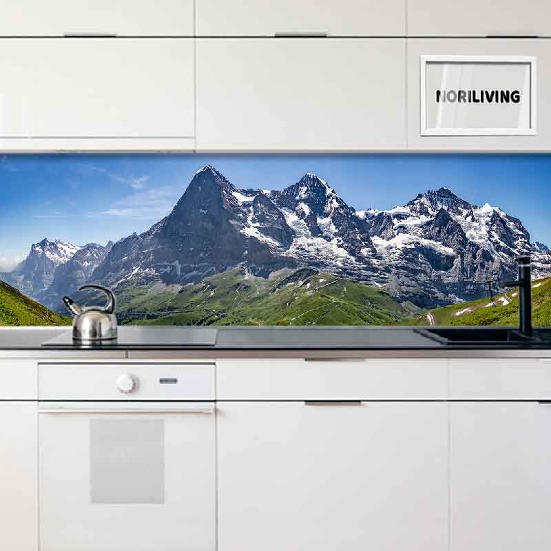 Moderne Küche mit Alpenpanorama als Rückwand im Bereich der Arbeitsplatte